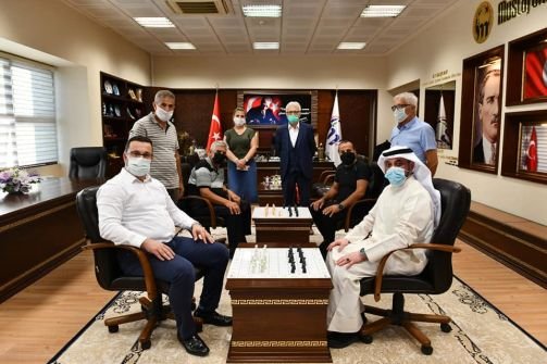 Mustafakemalpaşa Belediye Başkanı Kanar, Kuveyt ve Lübnanlılarla Dama Oynadı